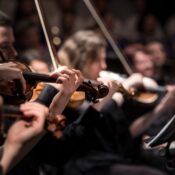 Waarom klappen we pas aan het einde? De stille revolutie van de concertzaal